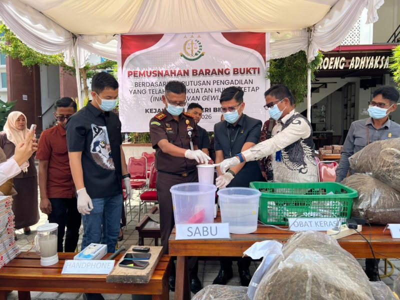 Kejaksaan Negeri Bireuen Komit penegakan Hukum, kali ini musnahkan ribuan barang bukti sitaan perkara tindak pidana umum yang telah berkekuatan hukum tetap (inkracht van gewijsde), Selasa (10/2/2026).