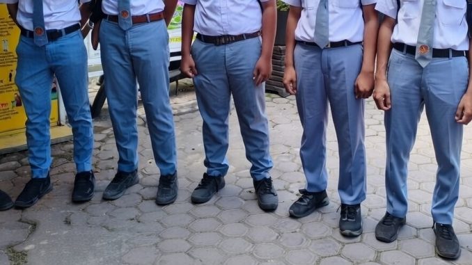 Satuan Polisi Pamong Praja dan Wilayatul Hisbah (Satpol PP WH) Kota Banda Aceh menertibkan enam orang siswa Madrasah Aliyah yang kedapatan nongkrong di salah satu warung kopi di Gampong Bandar Baru, Kec. Kuta Alam, pada jam sekolah, Senin (2/2/2026)