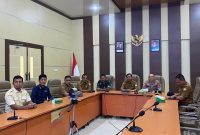 Kepala Dinas Pangan Aceh Besar Alyadi, S.Pi., MM bersama unsur Forkopimda dan anggota TPID Kabupaten Aceh Besar mengikuti Rakor Inflasi secara virtual dari Aula Sanusi Wahab Kantor Bupati di Kota Jantho, Senin (23/2/2026).