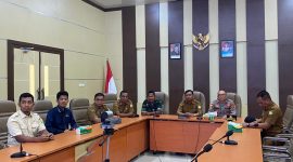 Kepala Dinas Pangan Aceh Besar Alyadi, S.Pi., MM bersama unsur Forkopimda dan anggota TPID Kabupaten Aceh Besar mengikuti Rakor Inflasi secara virtual dari Aula Sanusi Wahab Kantor Bupati di Kota Jantho, Senin (23/2/2026).