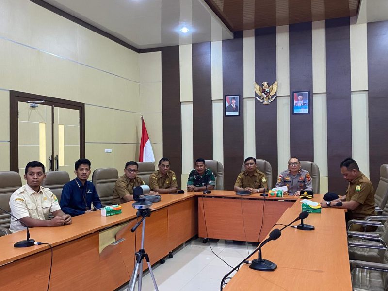 Kepala Dinas Pangan Aceh Besar Alyadi, S.Pi., MM bersama unsur Forkopimda dan anggota TPID Kabupaten Aceh Besar mengikuti Rakor Inflasi secara virtual dari Aula Sanusi Wahab Kantor Bupati di Kota Jantho, Senin (23/2/2026).