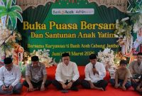 Asisten I Sekretaris Daerah (Sekdakab) Kabupaten Aceh Besar, Bidang Tata Pemerintahan, Keistimewaan, dan Kesejahteraan Rakyat, Farhan AP dan PT. Bank Aceh Syariah Cabang Jantho menyerahkan santunan kepada anak yatim dalam kegiatan sosial di Kantor Bank Aceh Cabang Jantho, Jumat (13/3/2026).