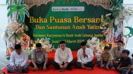 Asisten I Sekretaris Daerah (Sekdakab) Kabupaten Aceh Besar, Bidang Tata Pemerintahan, Keistimewaan, dan Kesejahteraan Rakyat, Farhan AP dan PT. Bank Aceh Syariah Cabang Jantho menyerahkan santunan kepada anak yatim dalam kegiatan sosial di Kantor Bank Aceh Cabang Jantho, Jumat (13/3/2026).
