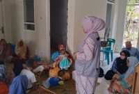 Kepala BKKBN Aceh Safrina Salim turun terlibat langsung lakukan pemasangan implant metode Kontrasepsi jangka panjang (MKJP) kepada ibu- ibu desa setempat. Kamis 05 Maret 2026. 