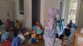 Kepala BKKBN Aceh Safrina Salim turun terlibat langsung lakukan pemasangan implant metode Kontrasepsi jangka panjang (MKJP) kepada ibu- ibu desa setempat. Kamis 05 Maret 2026. 