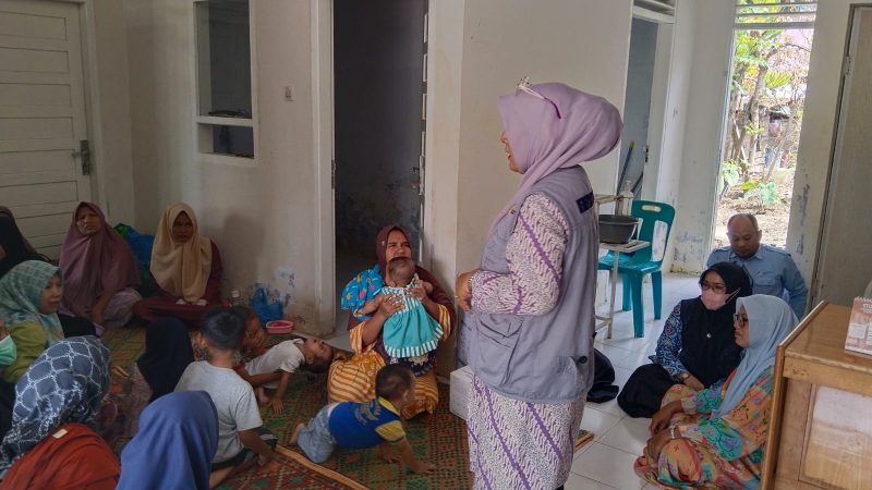 Kepala BKKBN Aceh Safrina Salim turun terlibat langsung lakukan pemasangan implant metode Kontrasepsi jangka panjang (MKJP) kepada ibu- ibu desa setempat. Kamis 05 Maret 2026. 