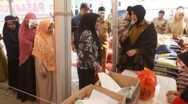 Wali Kota Banda Aceh Illiza Sa’aduddin Djamal meninjau langsung pelaksanaan Pasar Murah dalam rangka menyambut Idul Fitri 1447 Hijriah di Kantor Keuchik Gampong Jeulingke, Selasa (3/3/2026) pagi.