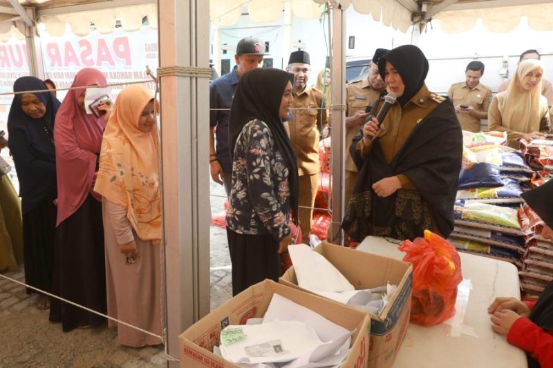 Wali Kota Banda Aceh Illiza Sa’aduddin Djamal meninjau langsung pelaksanaan Pasar Murah dalam rangka menyambut Idul Fitri 1447 Hijriah di Kantor Keuchik Gampong Jeulingke, Selasa (3/3/2026) pagi.