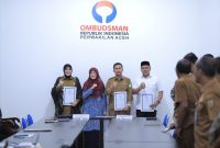 Wali Kota Banda Aceh, Illiza Sa’aduddin Djamal, menerima secara langsung hasil Opini Penilaian Maladministrasi Penyelenggaraan Pelayanan Publik Tahun 2025 dari Ombudsman Republik Indonesia Perwakilan Aceh, Selasa (3/3/2026),