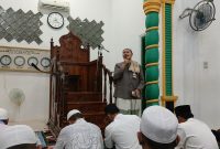 Ustadz Muhammad Ihsan, saat tausiyah di Masjid Al-Iftah, Gampong Sidodadi, dalam lawatan safari Ramadhan KNPI Kota Langsa, Senin, 9 Maret 2026.