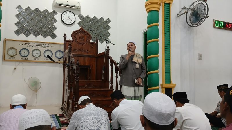 Ustadz Muhammad Ihsan, saat tausiyah di Masjid Al-Iftah, Gampong Sidodadi, dalam lawatan safari Ramadhan KNPI Kota Langsa, Senin, 9 Maret 2026.