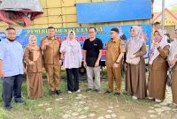 Sekda Kota Langsa Dra Suhartini M.Pd didampingi Plt Kadis Perindagkop dan UKM Kota Langsa Harris Gusnally SE MH bersama tim saat meninjau kegiatan Gerakan Pangan Murah di Pajak Tradisional Gampong Geudubang Aceh, Langsa Baro 