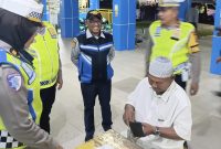 Kadishub Langsa, Nazaruddin, dan tim gabungan saat melakukan ramp check di Terminal Tipe A Langsa