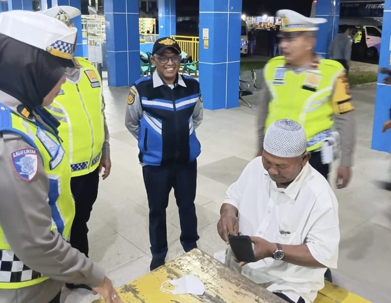 Kadishub Langsa, Nazaruddin, dan tim gabungan saat melakukan ramp check di Terminal Tipe A Langsa