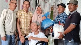 Almarhum M. Johan semasa hidupnya saat disambangi PWI Langsa dengan memberikan bantuan sembako menjelang bulan Ramadhan 1447H