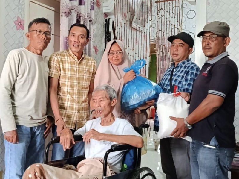 Almarhum M. Johan semasa hidupnya saat disambangi PWI Langsa dengan memberikan bantuan sembako menjelang bulan Ramadhan 1447H