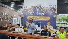 Pembina IMI Aceh yang juga Anggota Komisi III DPR RI Fraksi PKS Dr. H. M. Nasir Djamil M.Si saat menyampaikan sambutannya di hadapan komunitas kendaraan bermotor saat bukber di LV Cafe Langsa