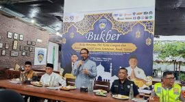 Pembina IMI Aceh yang juga Anggota Komisi III DPR RI Fraksi PKS Dr. H. M. Nasir Djamil M.Si saat menyampaikan sambutannya di hadapan komunitas kendaraan bermotor saat bukber di LV Cafe Langsa