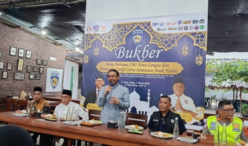 Pembina IMI Aceh yang juga Anggota Komisi III DPR RI Fraksi PKS Dr. H. M. Nasir Djamil M.Si saat menyampaikan sambutannya di hadapan komunitas kendaraan bermotor saat bukber di LV Cafe Langsa
