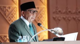 Muhammad Wali, S.E., M.M., selaku Juru Bicara Badan Kehormatan DPRA, yang memaparkan proses penyusunan, dasar hukum, serta substansi pengaturan kedua rancangan peraturan tersebut di hadapan Rapat Paripurna. Penyusunan dilakukan oleh Tim Penyusun dan Pembahas yang ditetapkan melalui Keputusan Pimpinan DPRA Nomor 30/P-I/DPRA/2025 dan telah diselesaikan pada 28 Januari 2026