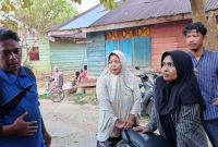 Warga Dusun PJKA yang mengaku uang bantuan stimulan tahap I telah dipergunakan untuk memperbaiki rumah yang rusak akibat banjir 