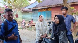 Warga Dusun PJKA yang mengaku uang bantuan stimulan tahap I telah dipergunakan untuk memperbaiki rumah yang rusak akibat banjir 