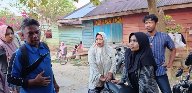 Warga Dusun PJKA yang mengaku uang bantuan stimulan tahap I telah dipergunakan untuk memperbaiki rumah yang rusak akibat banjir 