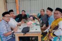 Tgk. H. Syeh Muhajir Usman, S.Ag, LLM , (dua dari kiri) saat bincang bincang sore dengan awak media terkait suasana kota Langsa 