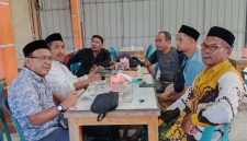 Tgk. H. Syeh Muhajir Usman, S.Ag, LLM , (dua dari kiri) saat bincang bincang sore dengan awak media terkait suasana kota Langsa 