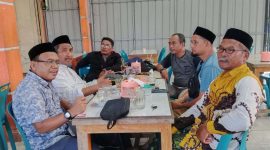 Tgk. H. Syeh Muhajir Usman, S.Ag, LLM , (dua dari kiri) saat bincang bincang sore dengan awak media terkait suasana kota Langsa 