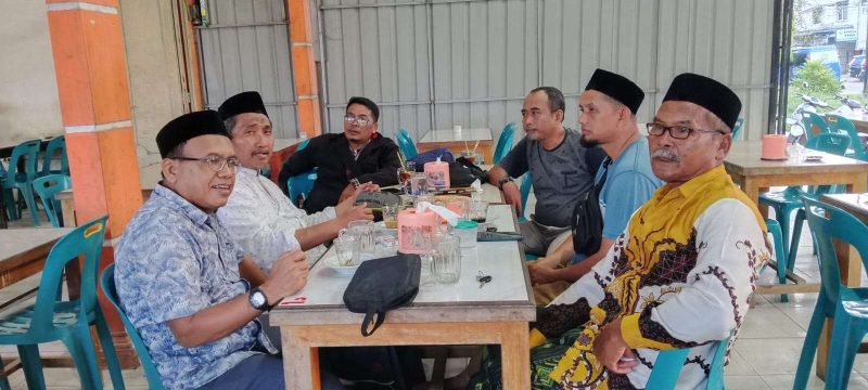 Tgk. H. Syeh Muhajir Usman, S.Ag, LLM , (dua dari kiri) saat bincang bincang sore dengan awak media terkait suasana kota Langsa 