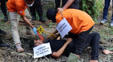Rekonstruksi Pembunuhan di Alue Bata, Polisi Cocokkan Keterangan Pelaku dengan Fakta TKP