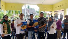 Walikota Langsa Jeffry Sentana S Putra SE secara simbolis serahkan benih padi kepada para petani