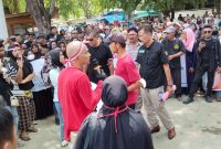 Haprizal Rozi ( baju merah saat menyampaikan orasi di sekretariat  Kantor Walikota Langsa 