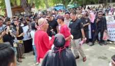Haprizal Rozi ( baju merah saat menyampaikan orasi di sekretariat  Kantor Walikota Langsa 