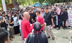 Pendemo Tuntut Segera Cairkan Uang Bantuan Banjir