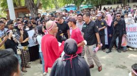 Haprizal Rozi ( baju merah saat menyampaikan orasi di sekretariat  Kantor Walikota Langsa 