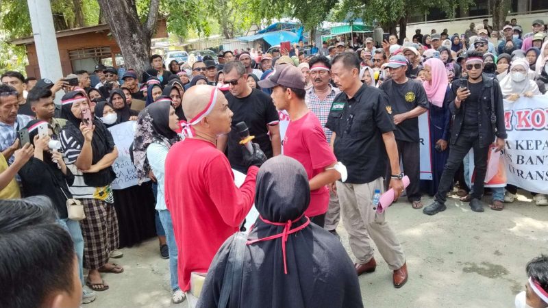 Haprizal Rozi ( baju merah saat menyampaikan orasi di sekretariat  Kantor Walikota Langsa 