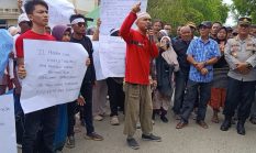 Pendemo Minta Uang Banjir Dibagi Rata