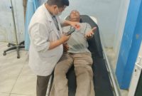 Salah seorang petugas Satpol-PP Mulfadli saat menjalani pemeriksaan kesehatan (visum) di RSUD Langsa.