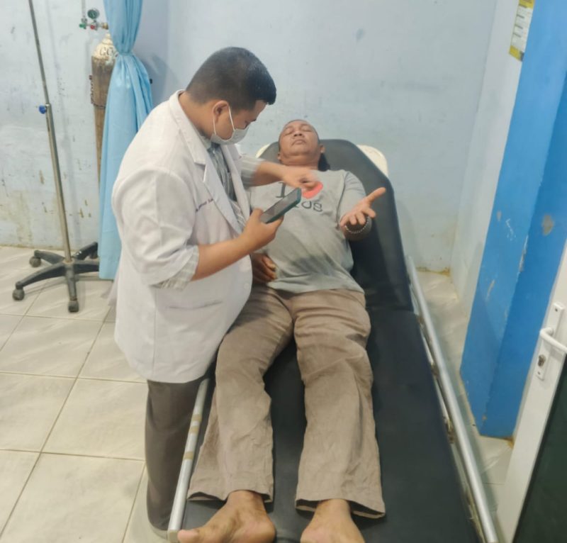 Salah seorang petugas Satpol-PP Mulfadli saat menjalani pemeriksaan kesehatan (visum) di RSUD Langsa.