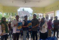 Walikota Langsa Jeffry Sentana S Putra SE secara simbolis menyerahkan benih padi kepada petani