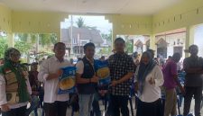 Walikota Langsa Jeffry Sentana S Putra SE secara simbolis menyerahkan benih padi kepada petani
