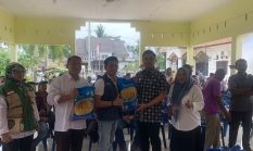 Perkuat Ketahanan Pangan, Walikota Langsa Serahkan Benih Padi ke Para Petani