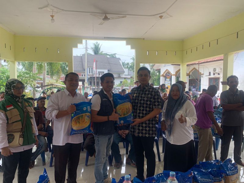 Walikota Langsa Jeffry Sentana S Putra SE secara simbolis menyerahkan benih padi kepada petani