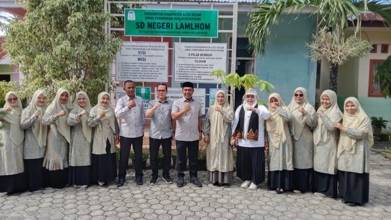 Bupati Aceh Besar, H. Muharram Idris, meninjau langsung kondisi SD Negeri Lamlhom, Kecamatan Lhoknga, Jumat (8/5/2026),