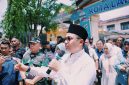 Walikota Langsa Jeffry Sentana S Putra SE saat menjelaskan bantuan banjir dihadapan para pendemo 