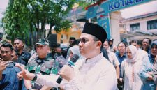 Walikota Langsa Jeffry Sentana S Putra SE saat menjelaskan bantuan banjir dihadapan para pendemo 