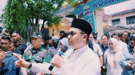 Walikota Langsa Jeffry Sentana S Putra SE saat menjelaskan bantuan banjir dihadapan para pendemo 