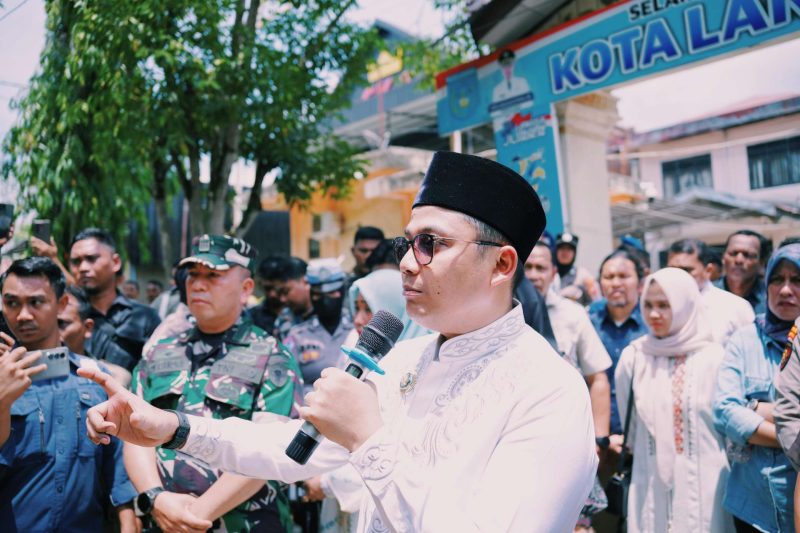 Walikota Langsa Jeffry Sentana S Putra SE saat menjelaskan bantuan banjir dihadapan para pendemo 